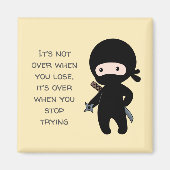 Tiny Ninja Holding Throwing Star Yellow Quote Magneet (Voorkant)