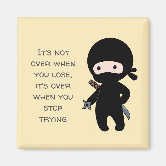 Tiny Ninja Holding Throwing Star Yellow Quote Magneet (Voorkant)