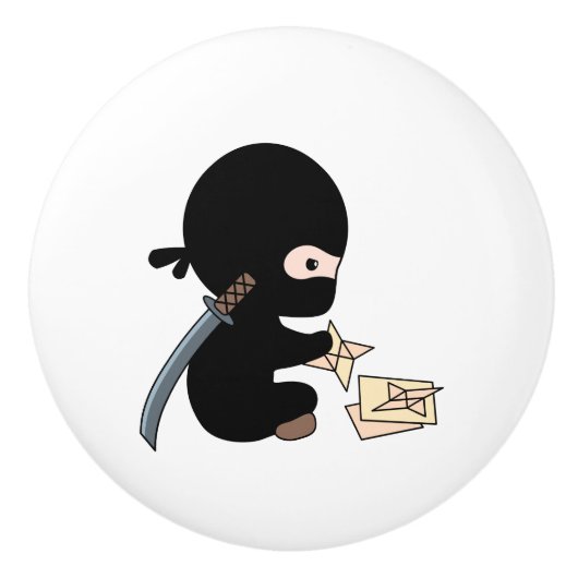 Tiny Ninja Making Origami Paper Throwing Star Keramische Knop (Voorkant)