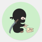 Tiny Ninja Making Origami Paper Throwing Star Ronde Sticker (Voorkant)