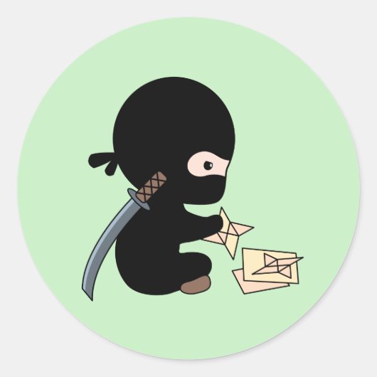 Tiny Ninja Making Origami Paper Throwing Star Ronde Sticker (Voorkant)