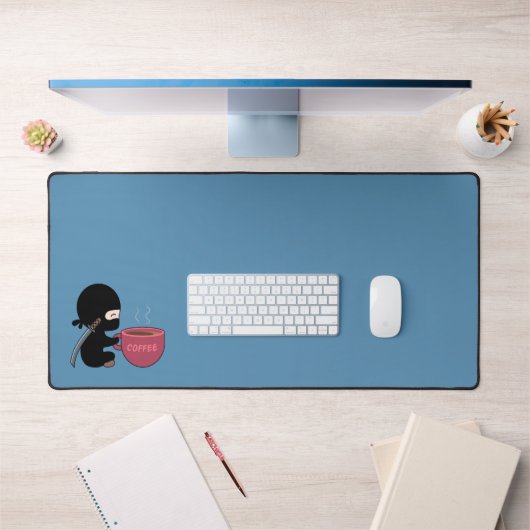 Tiny Ninja met grote koffie Mok blauw Bureaumat (Kantoor 1)
