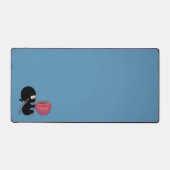Tiny Ninja met grote koffie Mok blauw Bureaumat (Voorkant)