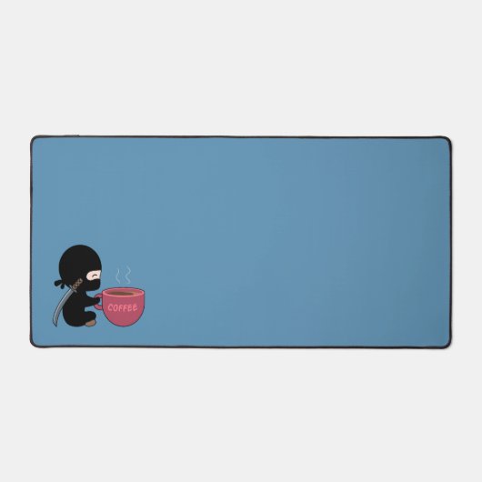 Tiny Ninja met grote koffie Mok blauw Bureaumat (Voorkant)