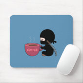 Tiny Ninja met grote koffie Mok blauw Muismat (Met muis)