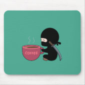 Tiny Ninja met grote koffie Mok donkergroen Muismat (Voorkant)