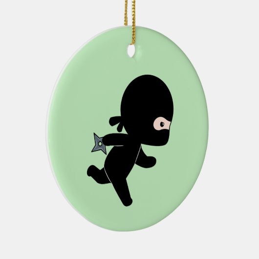 Tiny Ninja Op groen Keramisch Ornament (Rechts)
