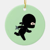 Tiny Ninja Op groen Keramisch Ornament (Voorkant)