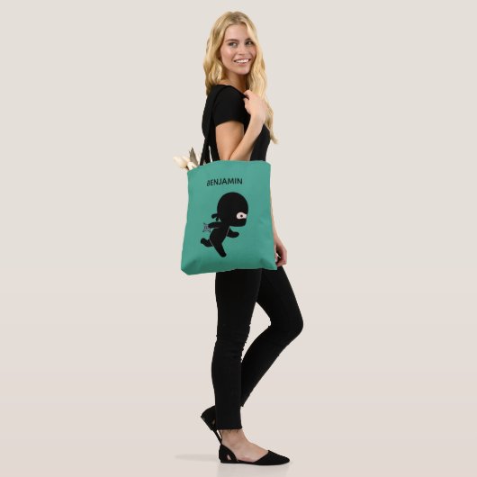 Tiny Ninja Running Custom Name op Donkergroen Tote Bag (Op model)