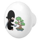 Tiny Ninja Watering Bonsai Tree Keramische Knop (Rechts)