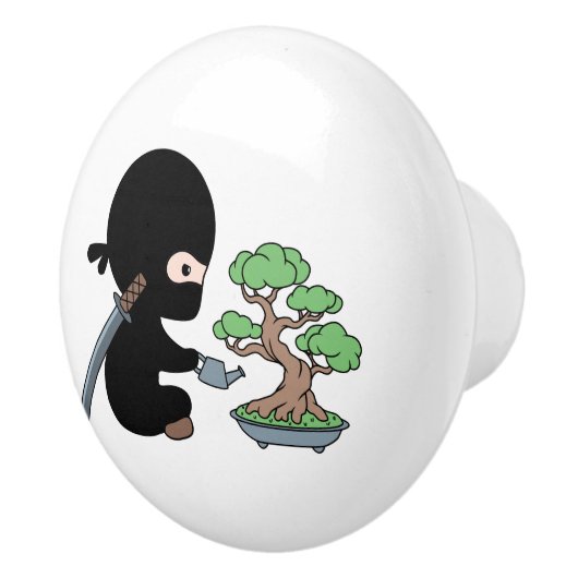 Tiny Ninja Watering Bonsai Tree Keramische Knop (Rechts)