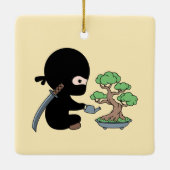 Tiny Ninja Watering Bonsai Tree on Yellow Keramisch Ornament (Achterkant)