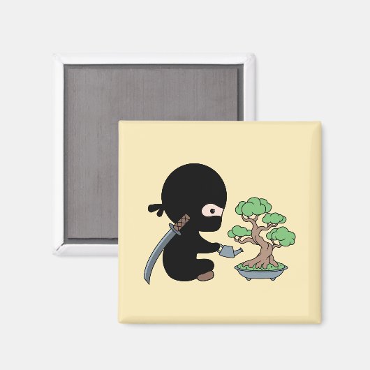 Tiny Ninja Watering Bonsai Tree on Yellow Magneet (Voorkant / Achterkant)