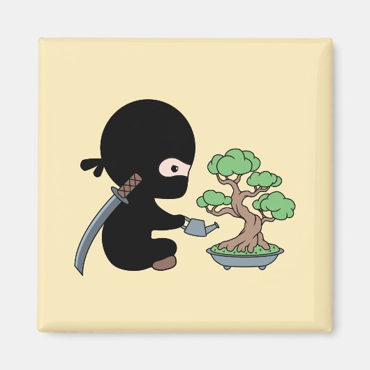 Tiny Ninja Watering Bonsai Tree on Yellow Magneet (Voorkant)