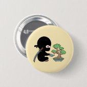 Tiny Ninja Watering Bonsai Tree on Yellow Ronde Button 5,7 Cm (Voorkant /achterkant)