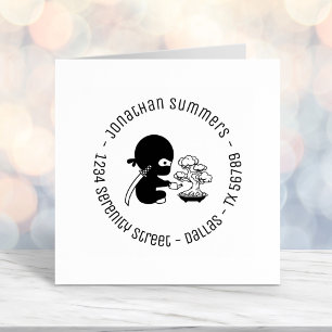 Tiny Ninja Watering Bonsai Tree Round Address 2 Zelfinktende Stempel