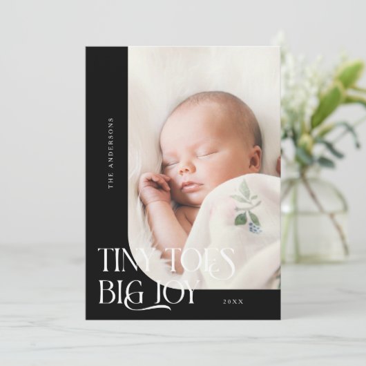 Tiny Toes Big Joy Black Foto Geboorte Aankondiging (Staand voorkant)