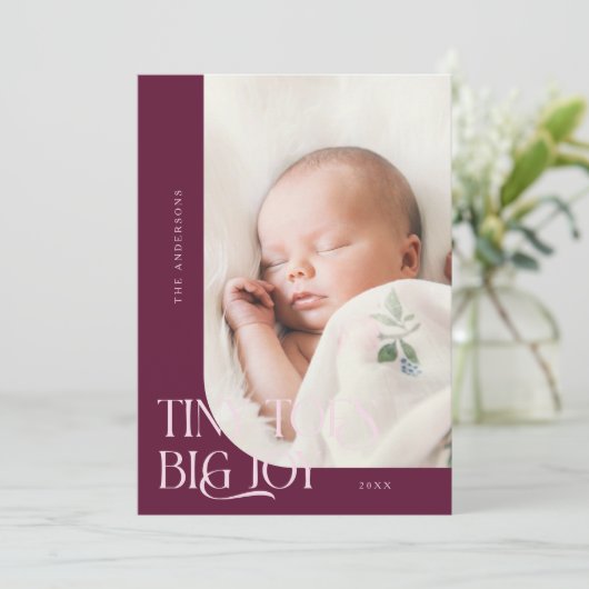 Tiny Toes Big Joy Cranberry Foto Geboorte Aankondiging (Staand voorkant)