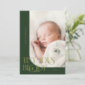 Tiny Toes Big Joy Green Foto Geboorte Aankondiging (Staand voorkant)