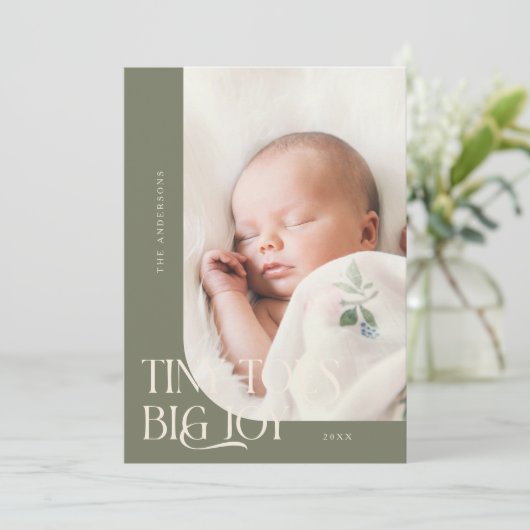 Tiny Toes Big Joy Sage Green Foto Geboorte Aankondiging (Staand voorkant)