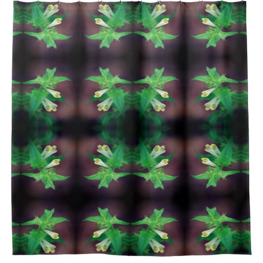 Tiny White Wildflower Close-up patroon Douchegordijn (Voorkant)