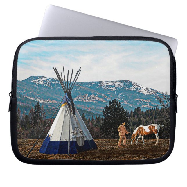 Tipi - Winterkamp Laptop Sleeve (Voorkant)