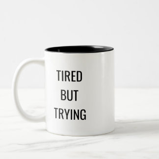Tired But Trying Quote Mug – Relatable Humor Gift Tweekleurige Koffiemok