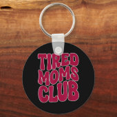 Tired Moms Club - Grappige Moeder Mama Meme Uitspr Sleutelhanger (Voorkant)