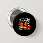 ’tis The Season To Be Reading Book Lover Design  Ronde Button 5,7 Cm (Voorkant /achterkant)