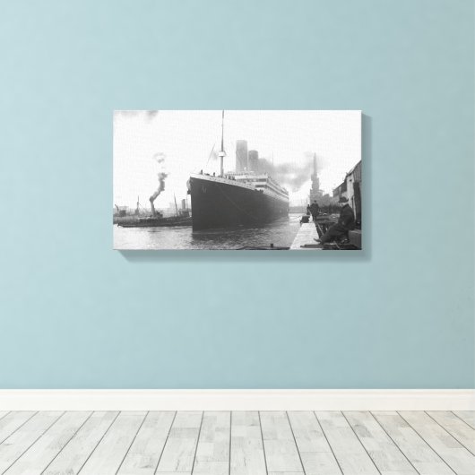 Titanic in de haven van Southampton Canvas Afdruk (Insitu (Houten vloer))