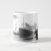 Titanic in de haven van Southampton Grote Koffiekop (Voorkant)