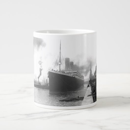 Titanic in de haven van Southampton Grote Koffiekop (Voorkant)