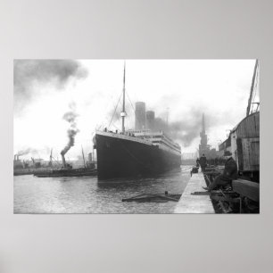 Titanic in de haven van Southampton Poster