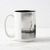 Titanic in de haven van Southampton Tweekleurige Koffiemok (Links)