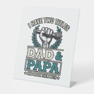 Titel T-Shirt Vader en Papa Rock Vintage Microfoon Reclamebord Met Voetstuk
