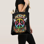 Titel: Vrede boven Oorlog Tote Bag (Dichtbij)