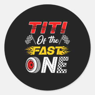 Titi van de snelle eerste verjaardag raceauto fami ronde sticker