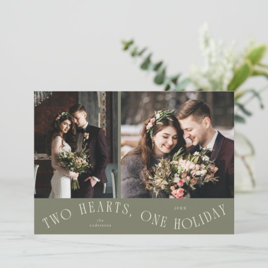 To Hearts One Holiday Newlywed Photo Sage Green Feestdagenkaart (Staand voorkant)