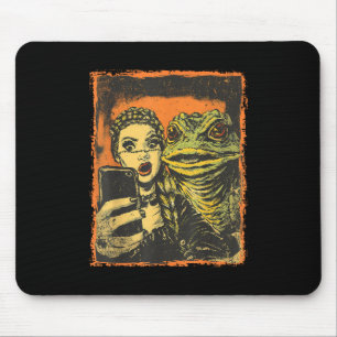 Toad Monster Selfie met Gothic Girl Horror Comic G Muismat