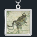 Toad Swinning in het water Zilver Vergulden Ketting<br><div class="desc">Vision Studio gebruikt de giclée (Frans voor "to spray") techniek in dit kunststuk. Het maakt het uniek en de verschillende groene tinten leggen de nadruk op de vreugde op dit afbeelding. Kies dit kunstwerk voor uw volgende Zazzle product.</div>