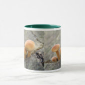 Toadstools op een Mok met boomstammen (Midden)