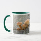 Toadstools op een Mok met boomstammen (Links)