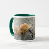 Toadstools op een Mok met boomstammen (Voorkant links)
