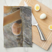 Toadstools op een Tree Trunk Kitchen Towel Theedoek (Quarter Fold)