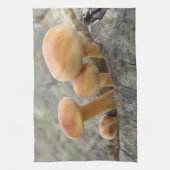 Toadstools op een Tree Trunk Kitchen Towel Theedoek (Verticaal)