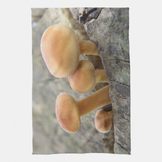 Toadstools op een Tree Trunk Kitchen Towel Theedoek (Verticaal)