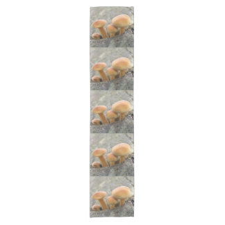 Toadstools op een Tree Trunk Table Runner Korte Tafelloper