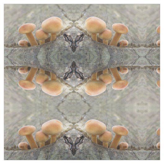 Toadstools op Tree Trunk Patterned Animal Stof (Swatch)