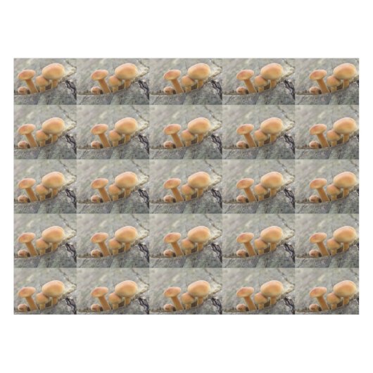 Toadstools op Tree Trunk Tablecloth Tafelkleed (Voorkant (Horizontaal))