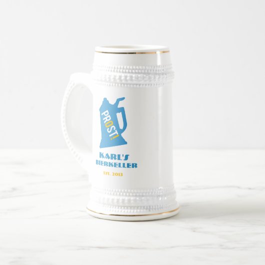 Toast een grote gebeurtenis met aangepaste Duitse Bierpul (Voorkant links)